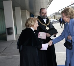 Su Majestad la Reina Doña Sofía a su llegada al Campus de Montepríncipe fue recibida por la rectora magnífica de la Universidad CEU San Pablo, Rosa Vi