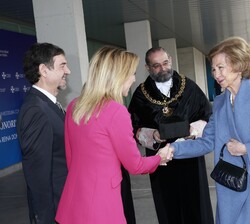 Su Majestad la Reina Doña Sofía a su llegada al Campus de Montepríncipe fue recibida por la alcaldesa de Alcorcón, Candelaria Testa