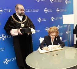 Su Majestad la Reina Doña Sofía firma en el libro de honor de la Universidad CEU San Pablo