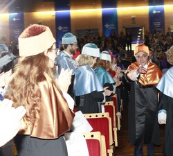 Su Majestad la Reina Doña Sofía accede al Aula Magna