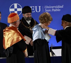 Su Majestad la Reina Doña Sofía durante la imposición de la medalla por parte de la rectora de la Universidad CEU San Pablo