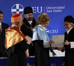 Su Majestad la Reina Doña Sofía durante la entrega del título por parte de la rectora de la Universidad CEU San Pablo