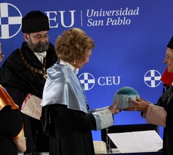 Su Majestad la Reina Doña Sofía durante la entrega del birrete laureado por parte de la rectora de la Universidad CEU San Pablo