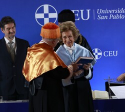 Su Majestad la Reina Doña Sofía durante la entrega del libro de la ciencia por parte del padrino, Benigno Pendás