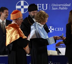 Su Majestad la Reina Doña Sofía durante la entrega del anillo por parte de la rectora de la Universidad CEU San Pablo