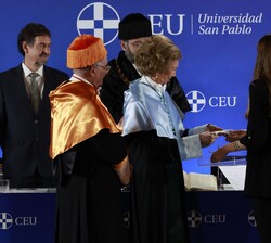 Su Majestad la Reina Doña Sofía durante la entrega de los guantes blancos por parte de la rectora de la Universidad CEU San Pablo