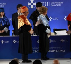 Su Majestad la Reina Doña Sofía durante su juramento