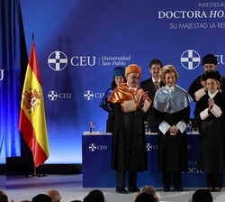 Su Majestad la Reina Doña Sofía recibe el reconocimiento en forma de apluso de los asistentes