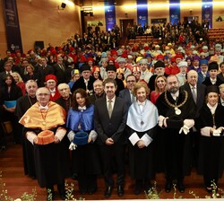 Su Majestad la Reina Doña Sofía con las autoridades y asistentes al acto