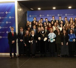 Su Majestad la Reina Doña Sofía con grupo con los alumnos de la Universidad CEU San Pablo
