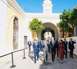 Don Felipe y Doña Letizia a su llegada al Centro de la Cultura “Real Fábrica de Artillería”