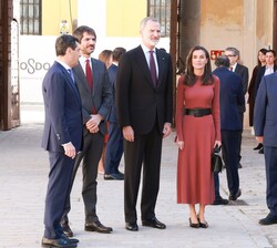 Sus Majestades los Reyes junto a las autoridades que los recibieron a su llegada al Centro de la Cultura “Real Fábrica de Artillería”