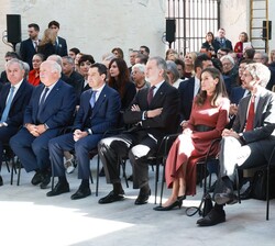 Sus Majestades los Reyes en la primera fila de asientos antes del comienzo de la entrega de las Medallas de Oro en las Bellas Artes