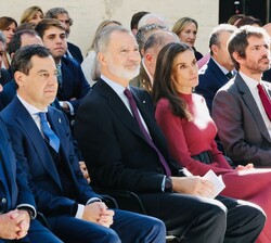 Don Felipe y Doña Letizia durante la proyección del vídeo sobre los galardonados con las Medallas de Oro al Mérito en las Bellas Artes