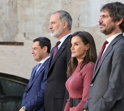 Don Felipe y Doña Letizia en el escenario acompañados por Juan Manuel Moreno, presidente de la Junta de Andalucía y Ernest Urtasun, Ministro de Cultur