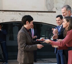 Francisca Niell, como directora gerente de OCB, recibe la Medalla de Oro al Mérito en las Bellas Artes 2023 en representación de la Obra Cultural Bale