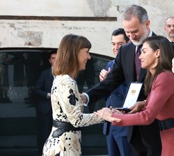 Enma Brasó, recibe la Medalla de Oro al Mérito en las Bellas Artes 2023 en nombre de su madre, Patricia Ferreira, guionista y directora de cine y tele