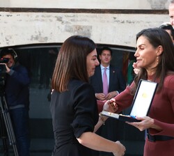Ledicia Costas recibe la Medalla de Oro al Mérito en las Bellas Artes 2023 en nombre de su pareja Miguel Ángel López González, el hematocrítico, profe