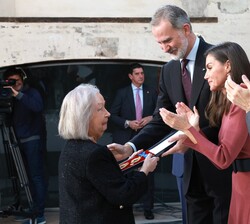 Lucía Rivadulla recibe la Medalla de Oro al Mérito en las Bellas Artes 2023 en nombre de su hija Itziar Castro, actriz