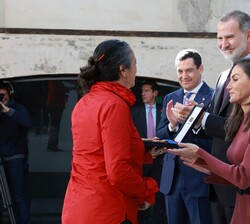 Verónica Ojeda, responsable del Centro de Conservación y Restauración de Documentos Gráficos de la Isla de la Palma, recibe la Medalla de Oro al Mérit