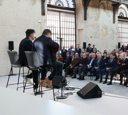 EL dúo Estopa interpreta la canción “Como Camarón”