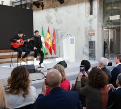 EL dúo Estopa interpreta la canción “Como Camarón”
