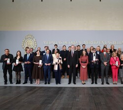 Fotografía de grupo de Sus Majestades los Reyes junto a los galardonados con las Medallas de Oro al Mérito en las Bellas Artes 2023