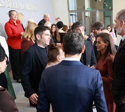 Don Felipe y Doña Letizia conversan con algunos de los galardonados con la Medalla de Oro al Mérito en las Bellas Artes 2023