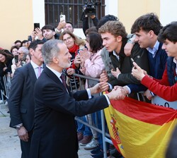 Su Mjestad el Rey saluda a unos jóvenes que se encontraban en el exterior del Centro de la Cultura "Real Fábrica de Artillería"