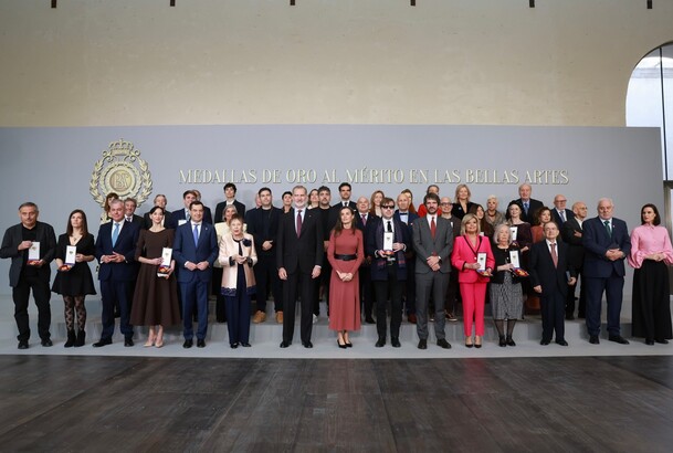 Fotografía de grupo de Sus Majestades los Reyes junto a los galardonados con las Medallas de Oro al Mérito en las Bellas Artes 2023