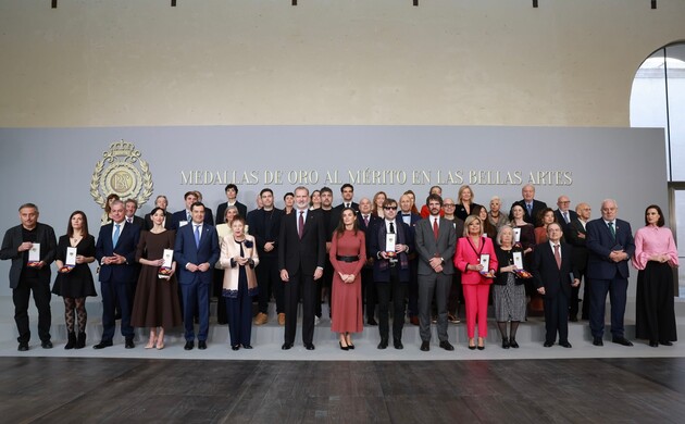 Fotografía de grupo de Sus Majestades los Reyes junto a los galardonados con las Medallas de Oro al Mérito en las Bellas Artes 2023