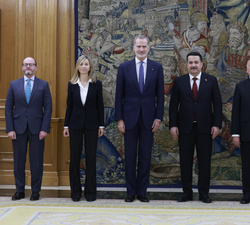 Su Majestad el Rey junto al primer ministro de la República de Iraq y autoridades y representantes de ambos países