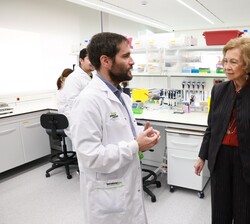 Doña Sofía visita el nuevo laboratorio de biomarcadores en fluidos