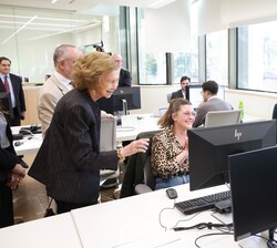 Doña Sofía se interesa por las labores que se realizan en el laboratorio durante su recorrido