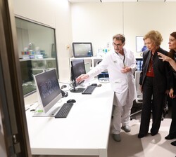Doña Sofía en la sala de resonancia magnética en neuroimagen