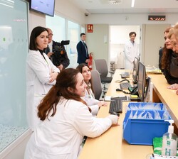 Doña Sofía junto a voluntarios en la zona de atención
