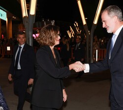 Sus Majestades los Reyes recibidos a su llegada por la diputada general de la Diputación Foral de Bizkaia, Elixabete Etxanobe 