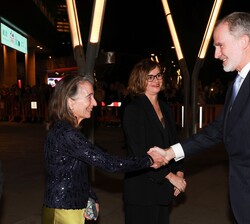 Sus Majestades los Reyes recibidos a su llegada por la delegada del Gobierno en la Comunidad Autónoma del País Vasco, María Soledad Garmendia