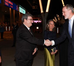Sus Majestades los Reyes recibidos a su llegada por el alcalde de Bilbao, Juan Mari Aburto