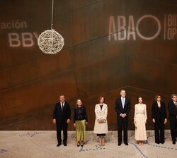 Sus Majestades los Reyes acompañados de las autoridades asistentes