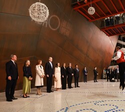 Don Felipe y Doña Letizia recibidos con un Aurresku en su honor