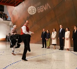 Don Felipe y Doña Letizia durante el Aurresku en su honor