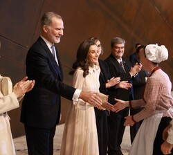 Sus Majestades los Reyes felicitan a los intérpretes del Aurresku en su honor