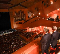 Sus Majestades los Reyes durante la interpretación el Agur Jaunak