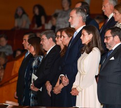 Sus Majestades los Reyes durante el minuto de silencio en recuerdo de víctimas y afectados por DANA