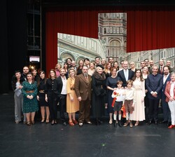 Don Felipe y Doña Letizia con los directores y artistas en el escenario