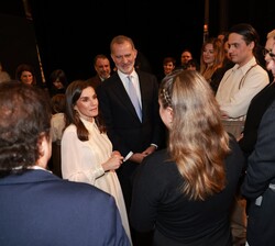 Don Felipe y Doña Letizia conversan a los directores y artistas en el escenario