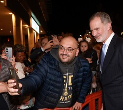 Don Felipe saluda a las personas congregadas a su salida