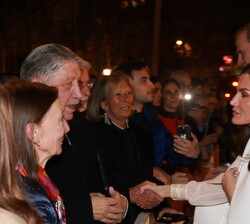 Don Felipe y Doña Letizia saludan a las personas congregadas a su salida