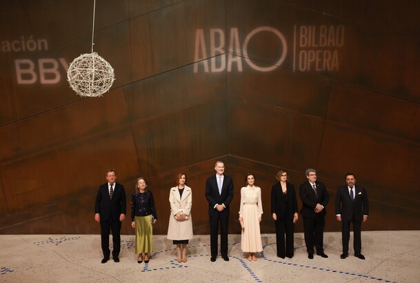 Sus Majestades los Reyes acompañados de las autoridades asistentes